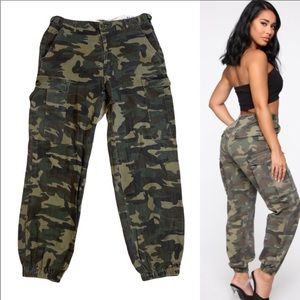 EUC Camo cargo jogger pants